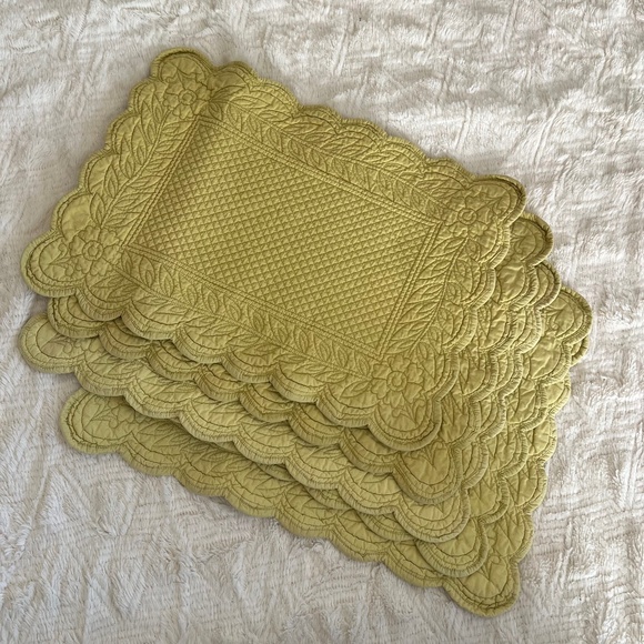 Sur La Table Green Floral Quilted Scalloped Placemats - Set of 5 - Picture 1 of 8